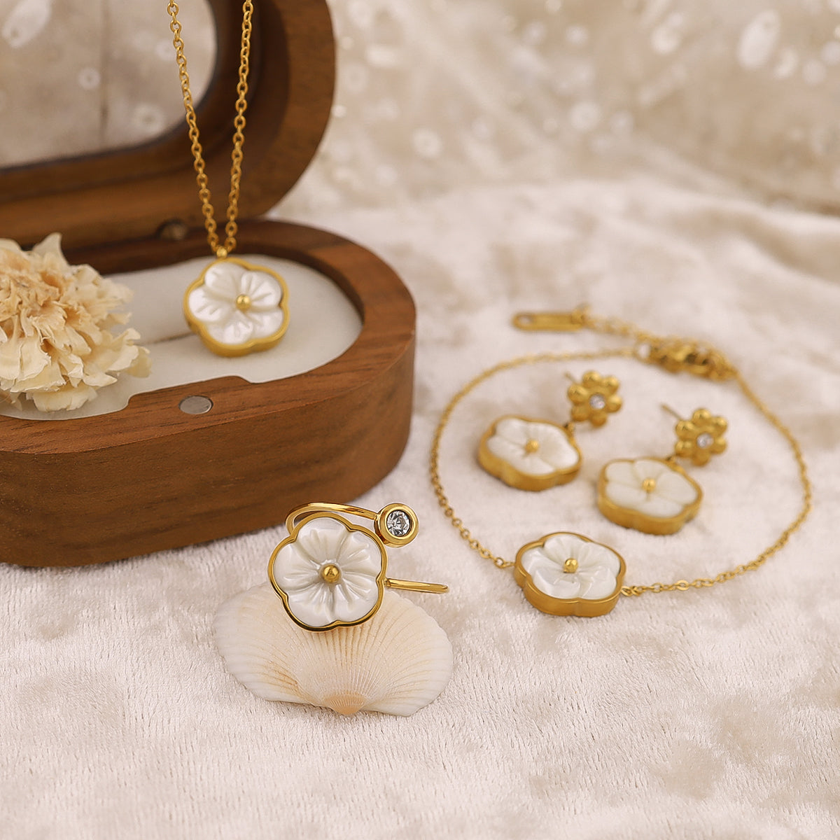 4pc White Floral Jewelry Set