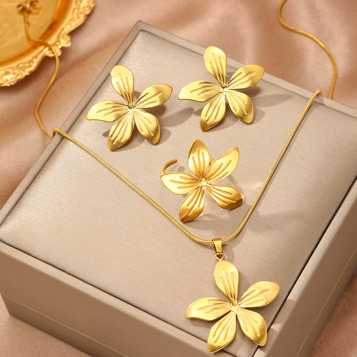 3pc Bold Petal Jewelry Set