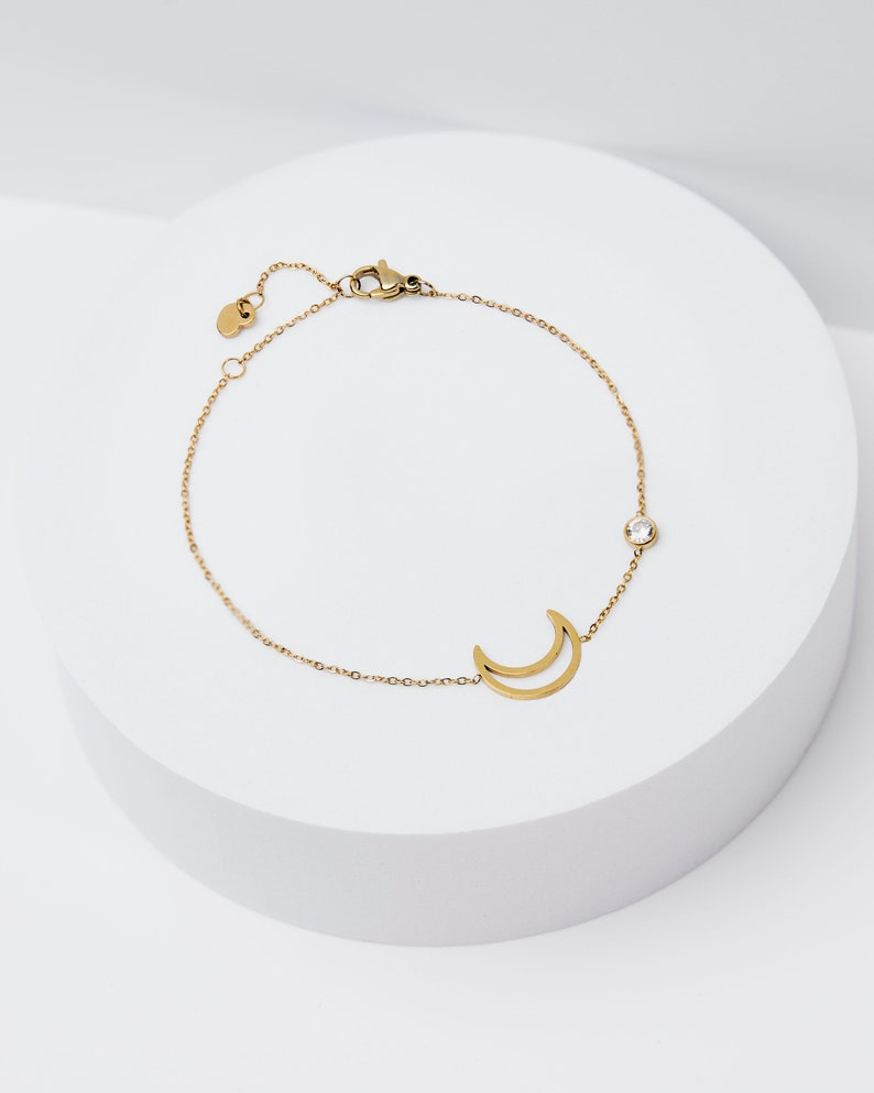 Dainty Crescent Moon Bracelet