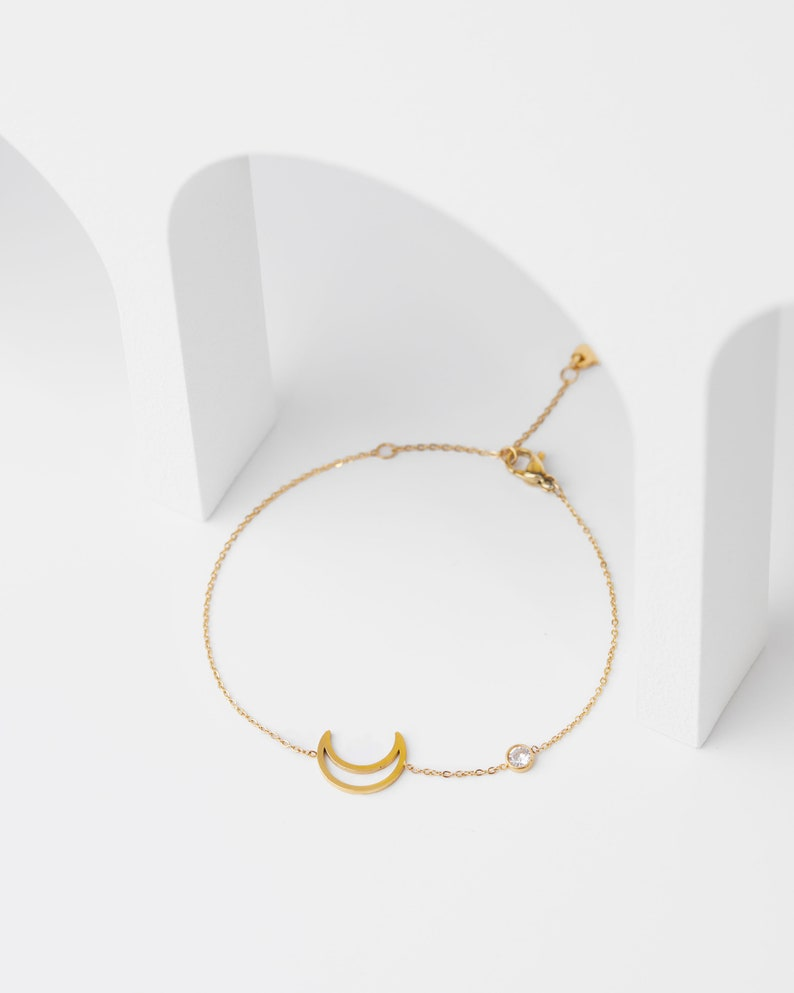 Dainty Crescent Moon Bracelet